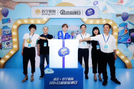 图片包含 室内, 人员, 墙壁, 地板

描述已自动生成