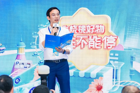 图片包含 人员, 室内, 餐桌, 蛋糕

描述已自动生成